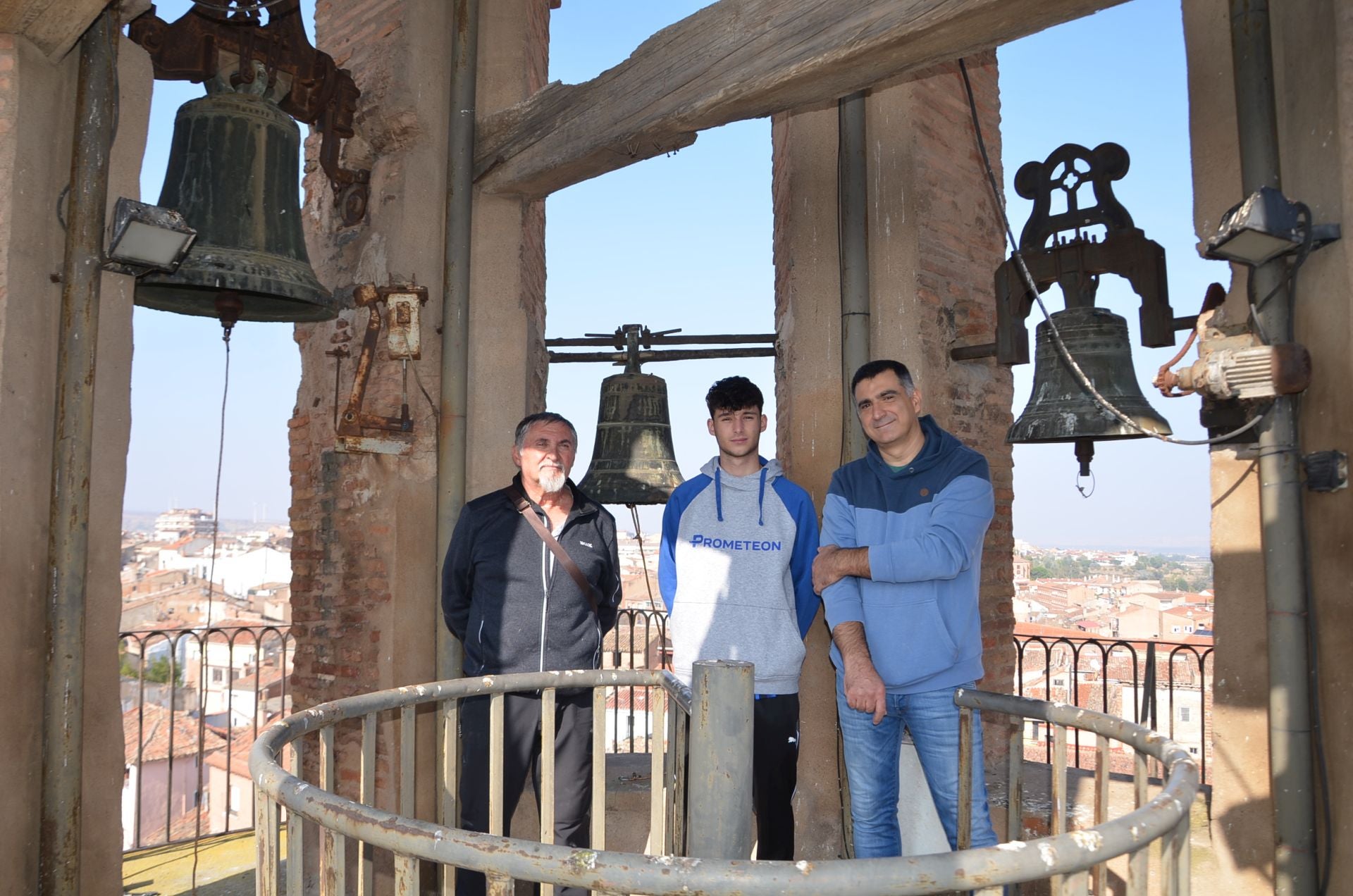 La visita a la torre de San Andrés y sus campanas, en imágenes