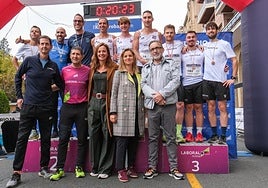 Podio masculino con los patrocionadores y organización.