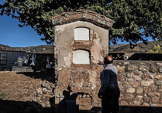 El alcalde de Nestares, Francisco Javier Hurtado, señala el panteón de los Jiménez.