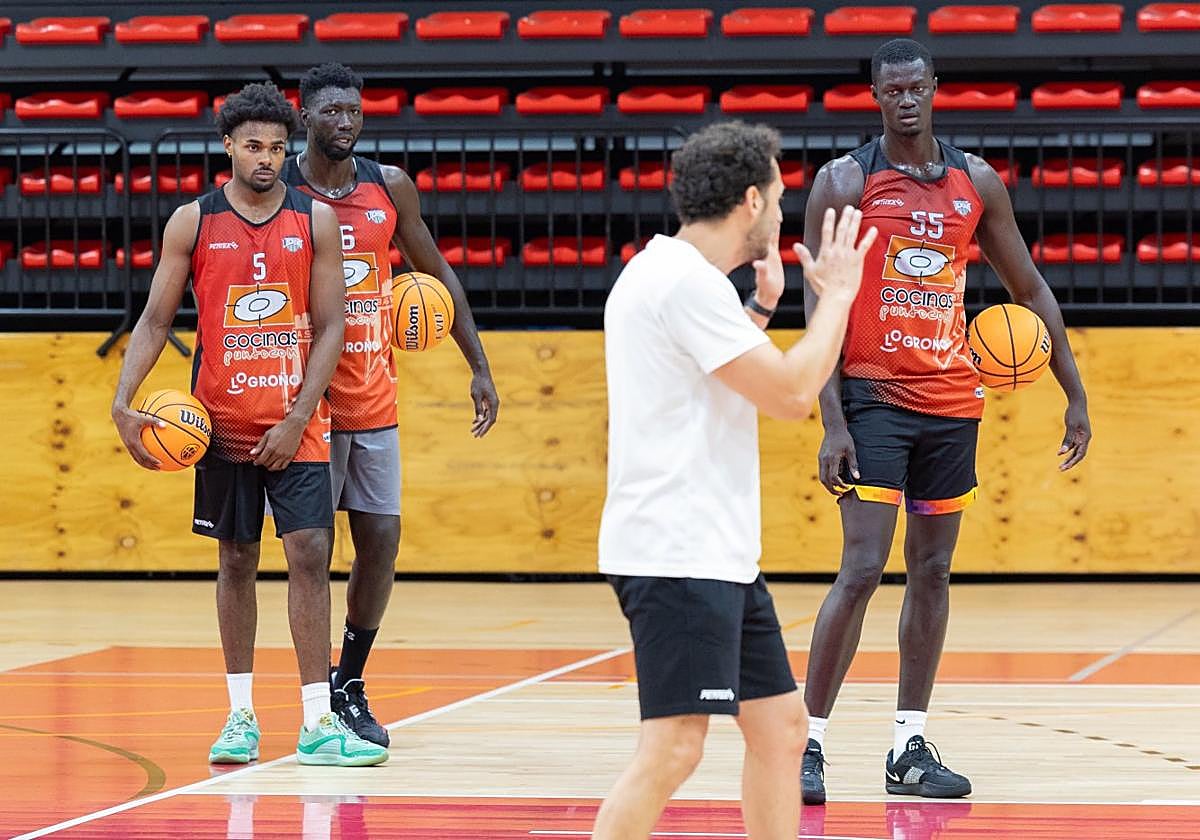 Garrido da instrucciones a los interiores del LogroBasket.