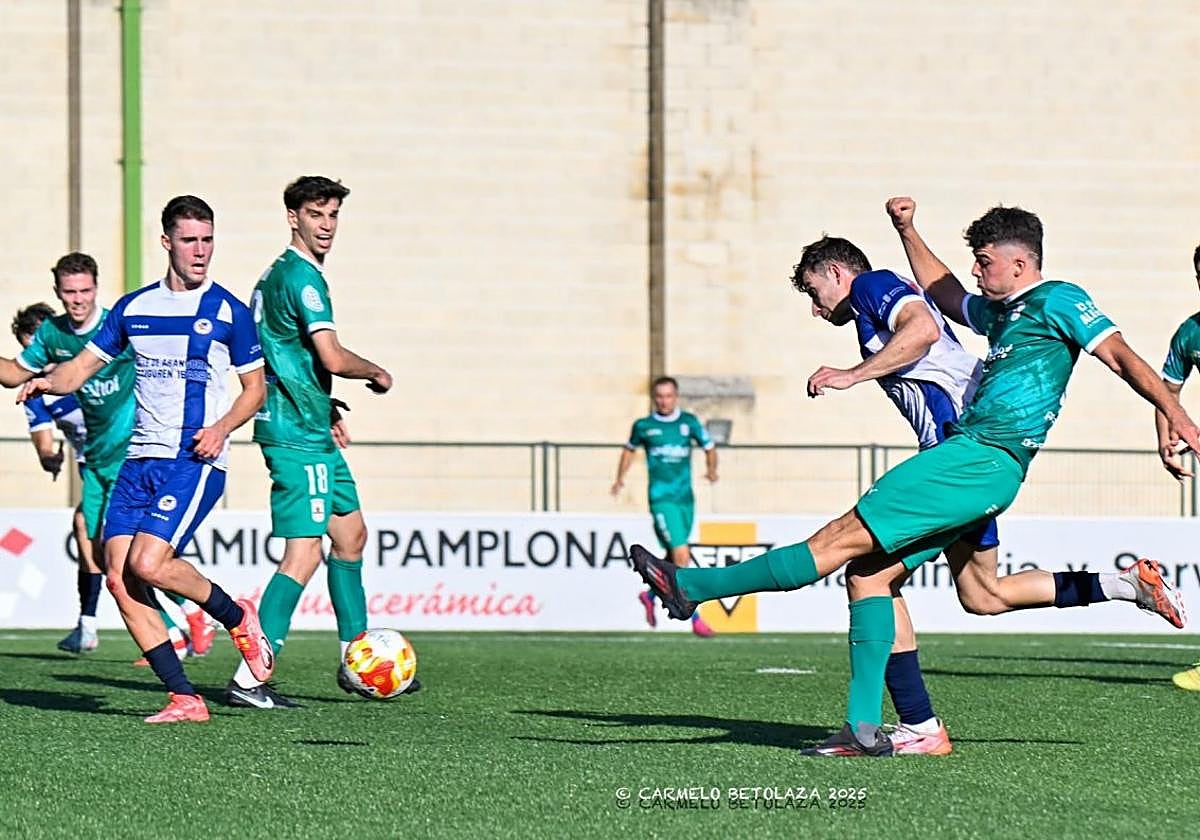 Hugo Martínez le pega al balón en el partido de la pasada jornada contra la Mutilvera.
