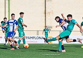 Hugo Martínez le pega al balón en el partido de la pasada jornada contra la Mutilvera.
