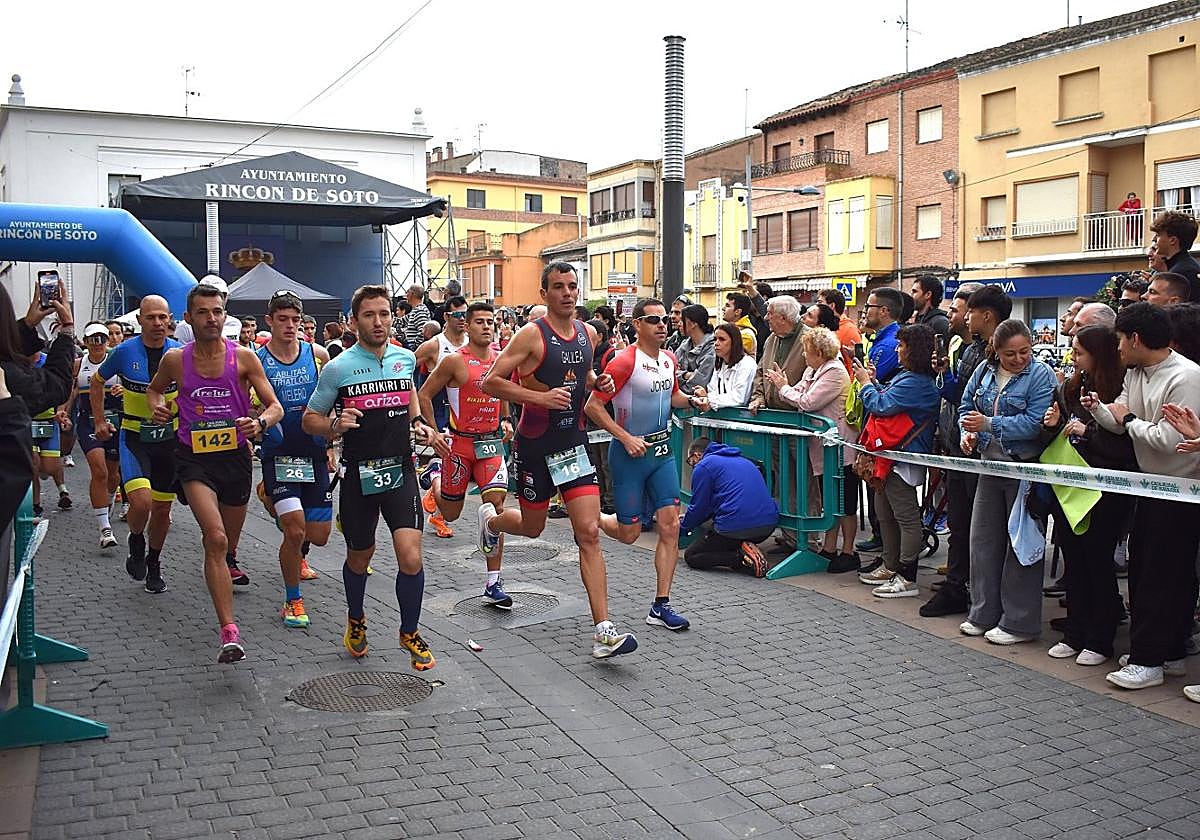Salida de la Duatlón de Rincón de Soto, este domingo en la plaza Gallarza.