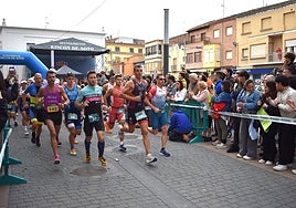 Salida de la Duatlón de Rincón de Soto, este domingo en la plaza Gallarza.