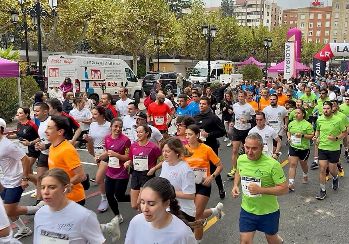 Corredores nada más tomar la salida en Muro de la Mata.