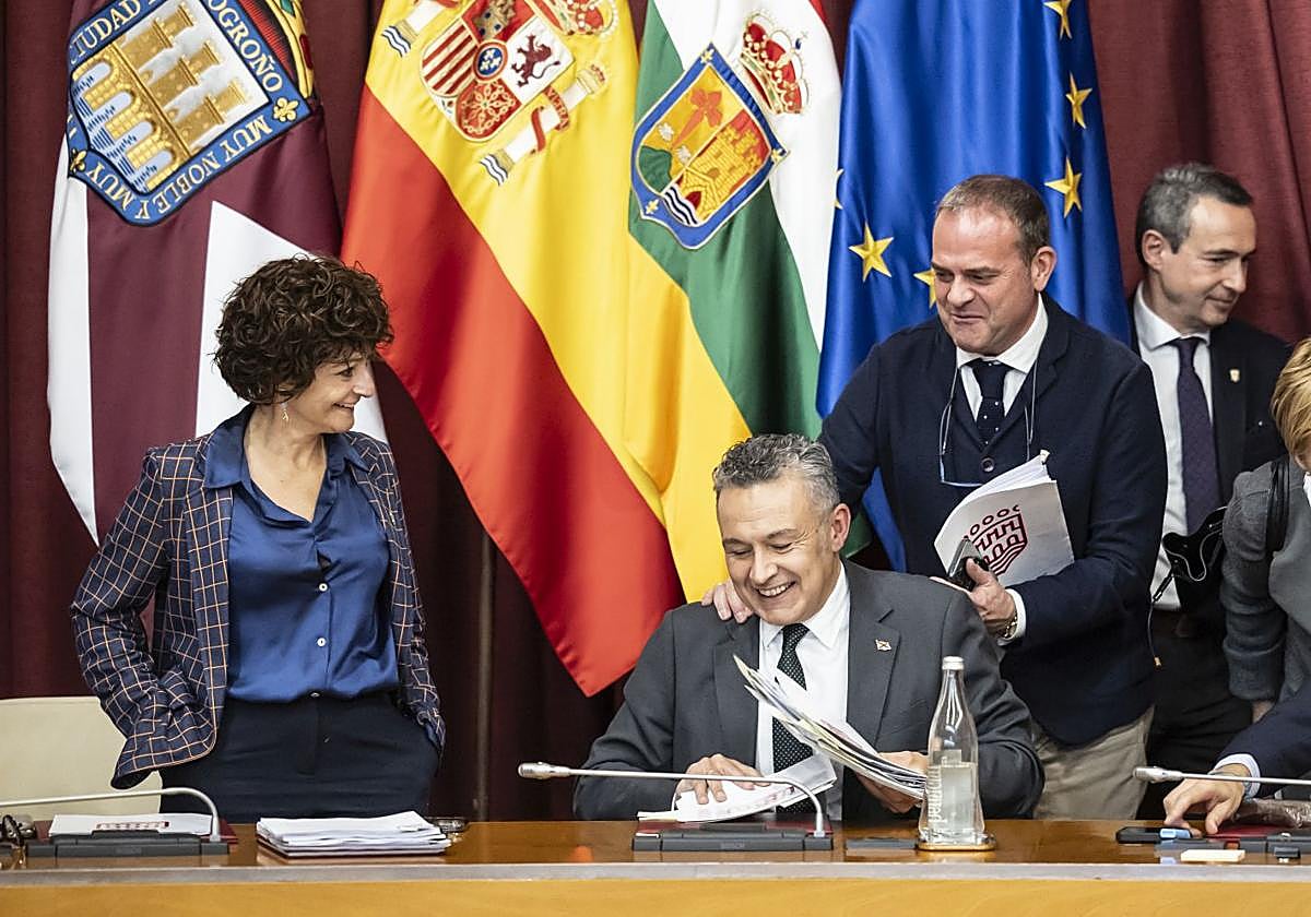 El alcalde Escobar, rodeado de algunos de los concejales de su equipo de gobierno, en el salón plenario durante el 'Debate' de 2024.