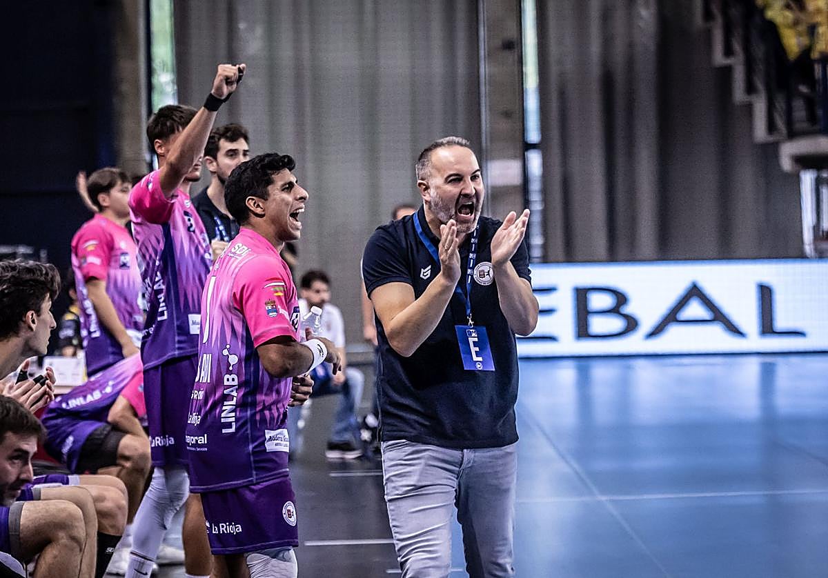 Miguel Ángel Velasco aplaude durante el encuentro ante el Villa de Aranda.