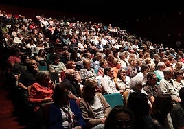 Público del Octubre Corto en el Teatro Cervantes de Arnedo durante la entrega del Premio Rafael Azcona el sábado a Maribel Verdú.