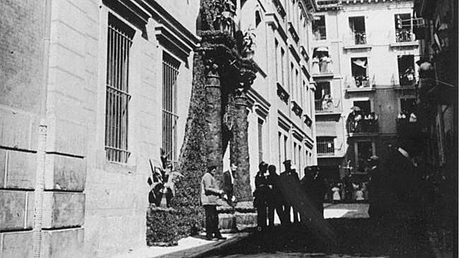 Imagen antes - Una puerta engalanada para Alfonso XIII