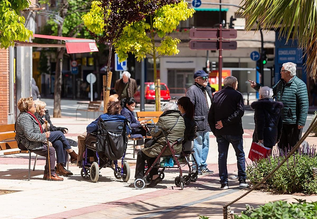 Personas mayores charlan al sol en el centro de Logroño en una imagen de archivo.