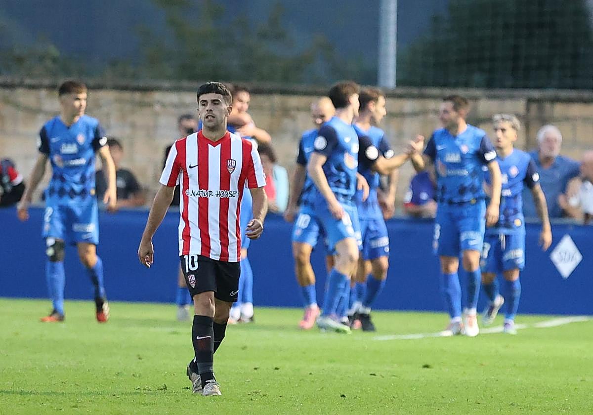 Urki camina hacia el centro del campo después de que el Amorebieta marcara un gol en Urritxe.