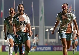 Carlota Chacón festeja un gol con la selección.