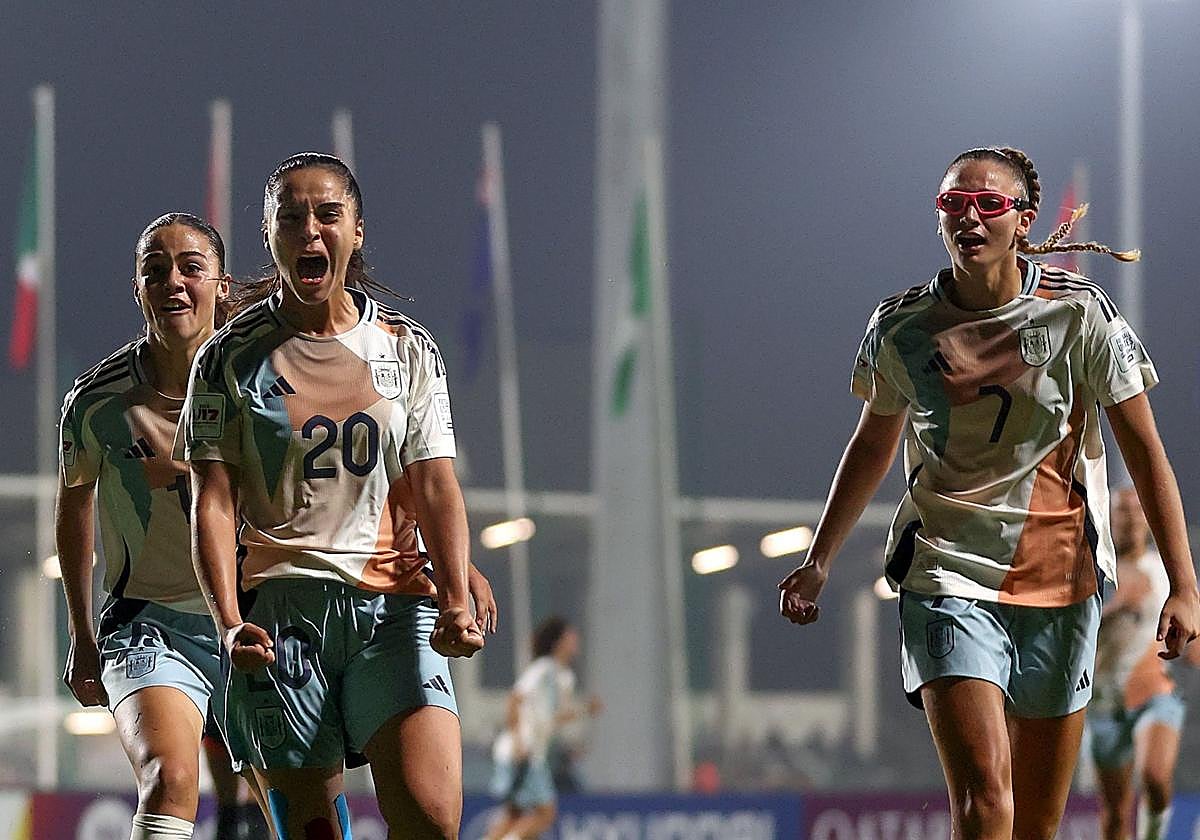 Carlota Chacón festeja un gol con la selección.