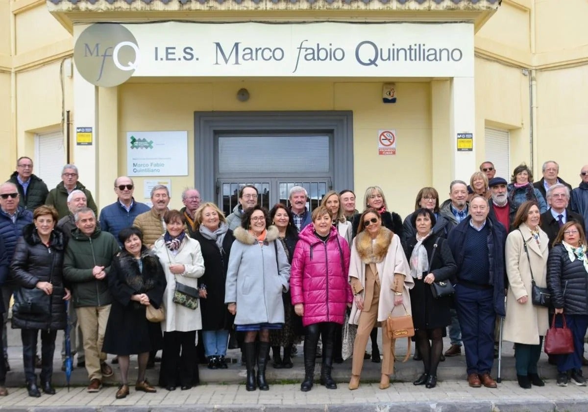 Elena Blanco, cuarta por la izquierda en la fila de abajo, en la reunión de alumnos del curso 74/75, cincuenta años después.