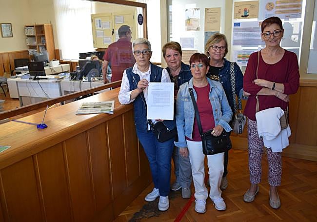 Entrega de las firmas presentadas en el Ayuntamiento de Fuenmayor.