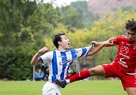 Meseguer agarra de la camiseta a Orodea en el partido del domingo entre Náxara y Utebo.