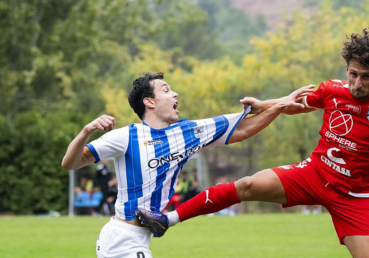 Meseguer agarra de la camiseta a Orodea en el partido del domingo entre Náxara y Utebo.