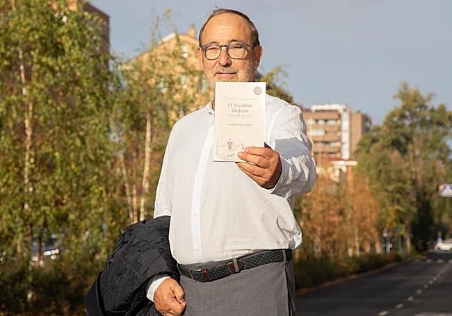 Fernando Sáez Aldana muestra un ejemplar de la segunda edición de 'El decatlón riojano'.