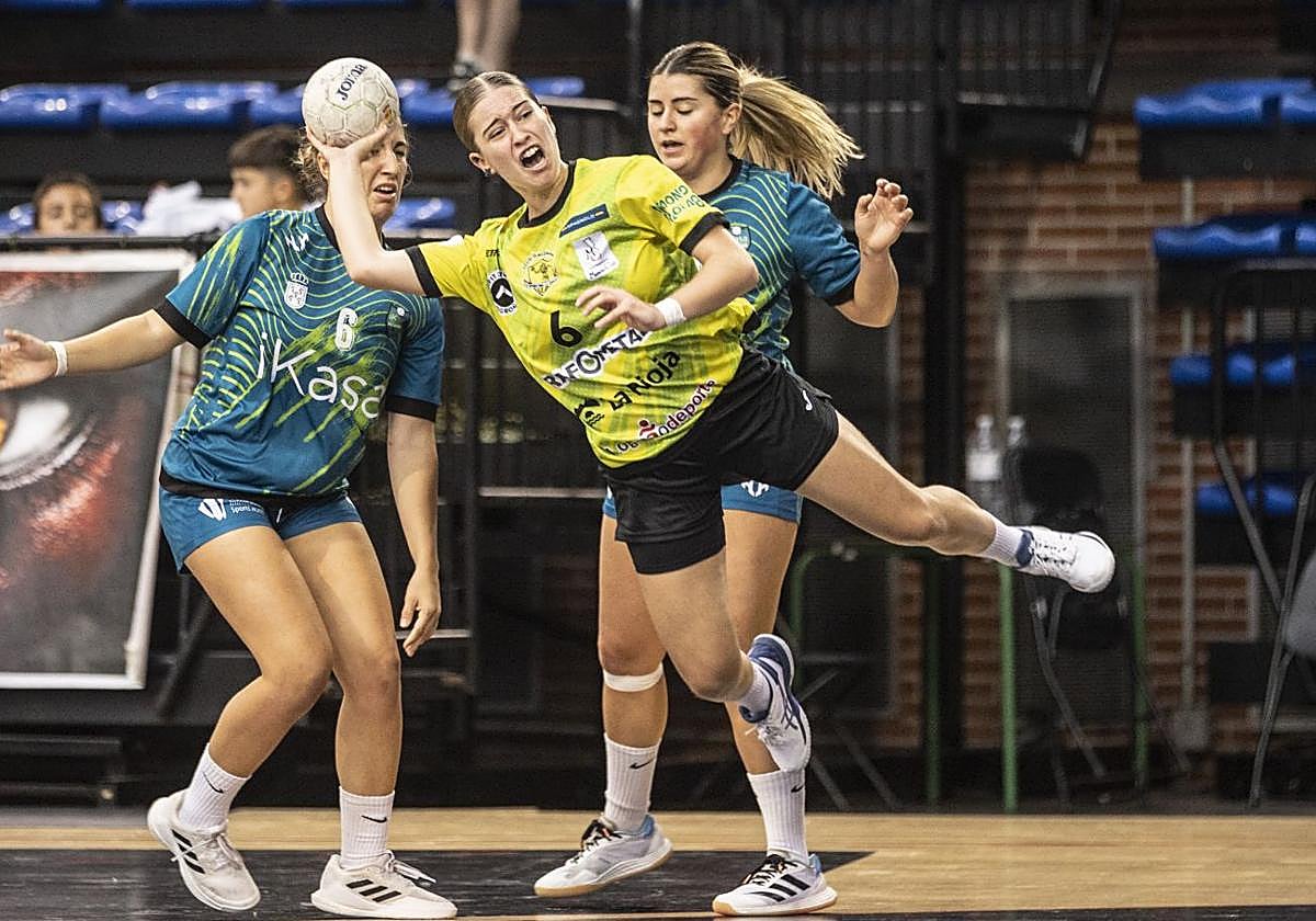 Blanca Benítez anota un gol ante el Ikasa en un partido anterior en el Palacio.