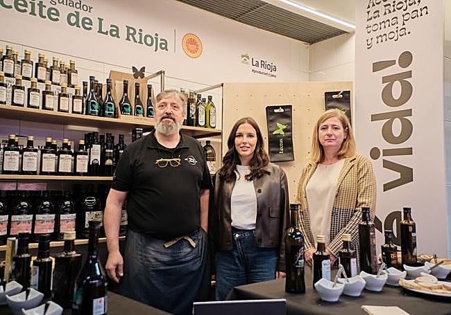 José Javier Macaya, Clara Espinosa y Noemí Manzanos, en el nuevo puesto.