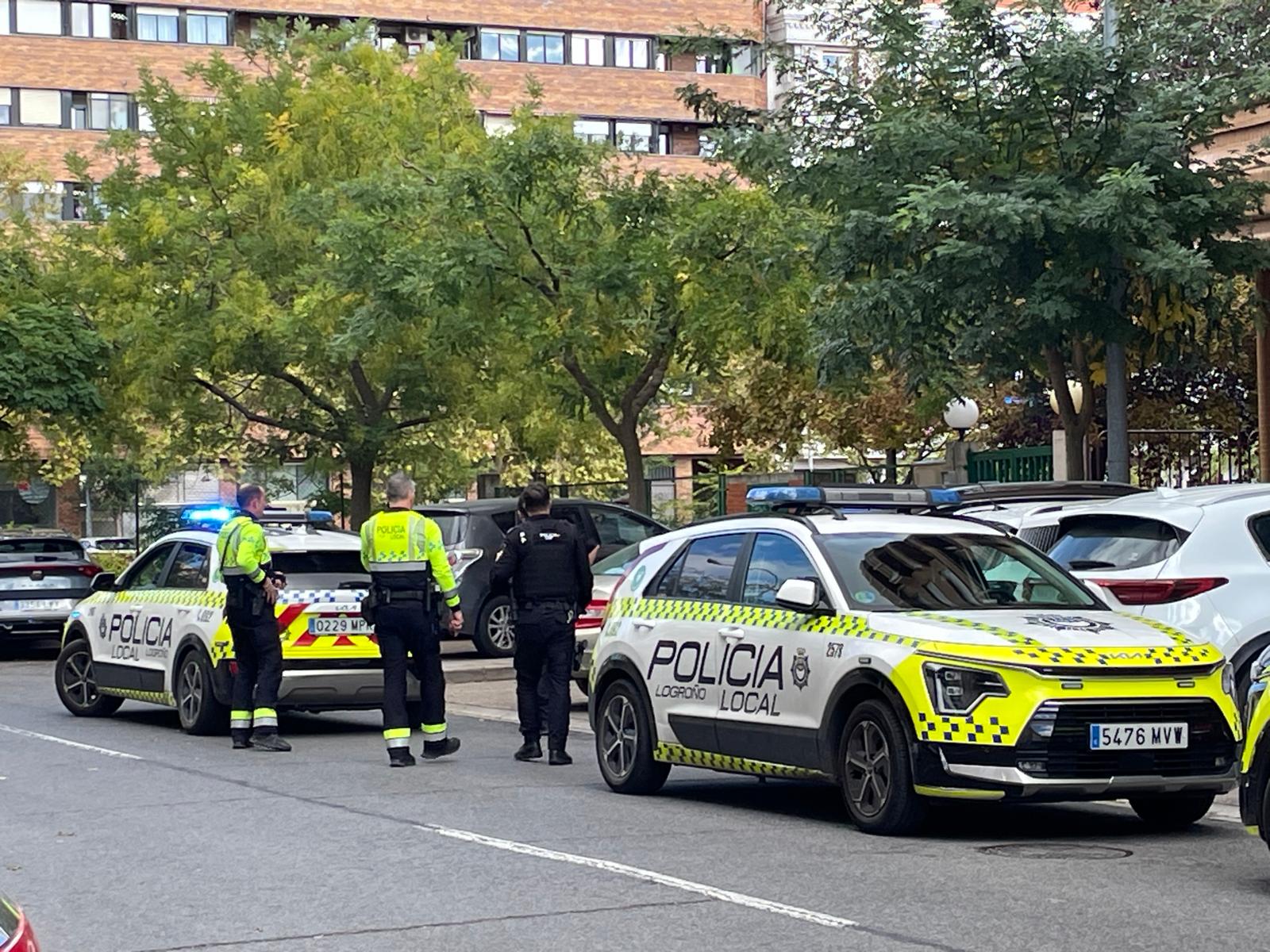 Policías locales y nacionales durante la actuación.