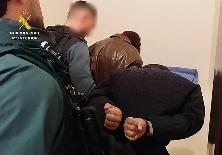 Detención de los dos presuntos autores.