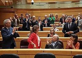 Andreu recibe el aplauso de los senadores tras su elección.