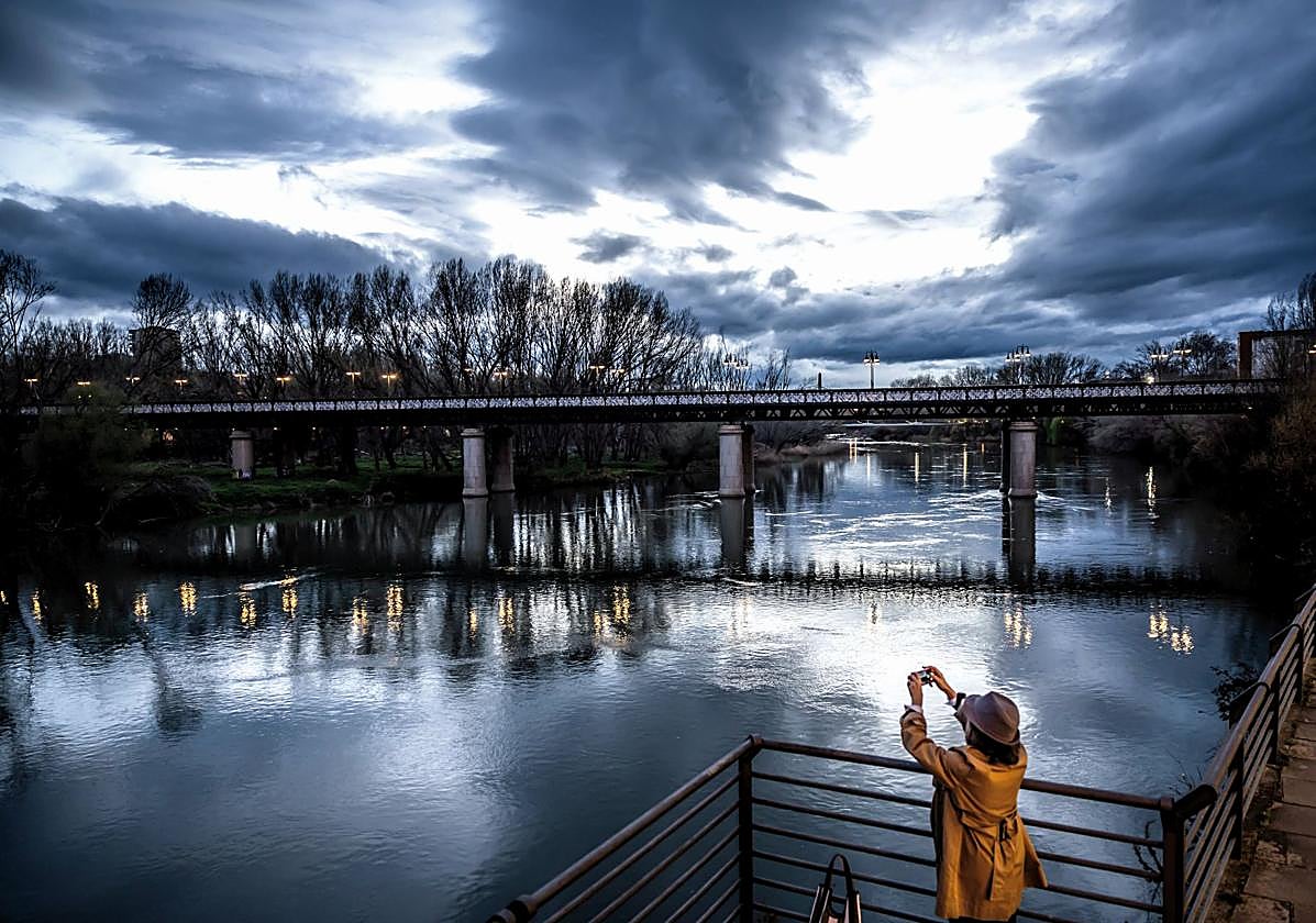 Fotografía de un anochecer a comienzos de la primavera en la ciudad de Logroño.