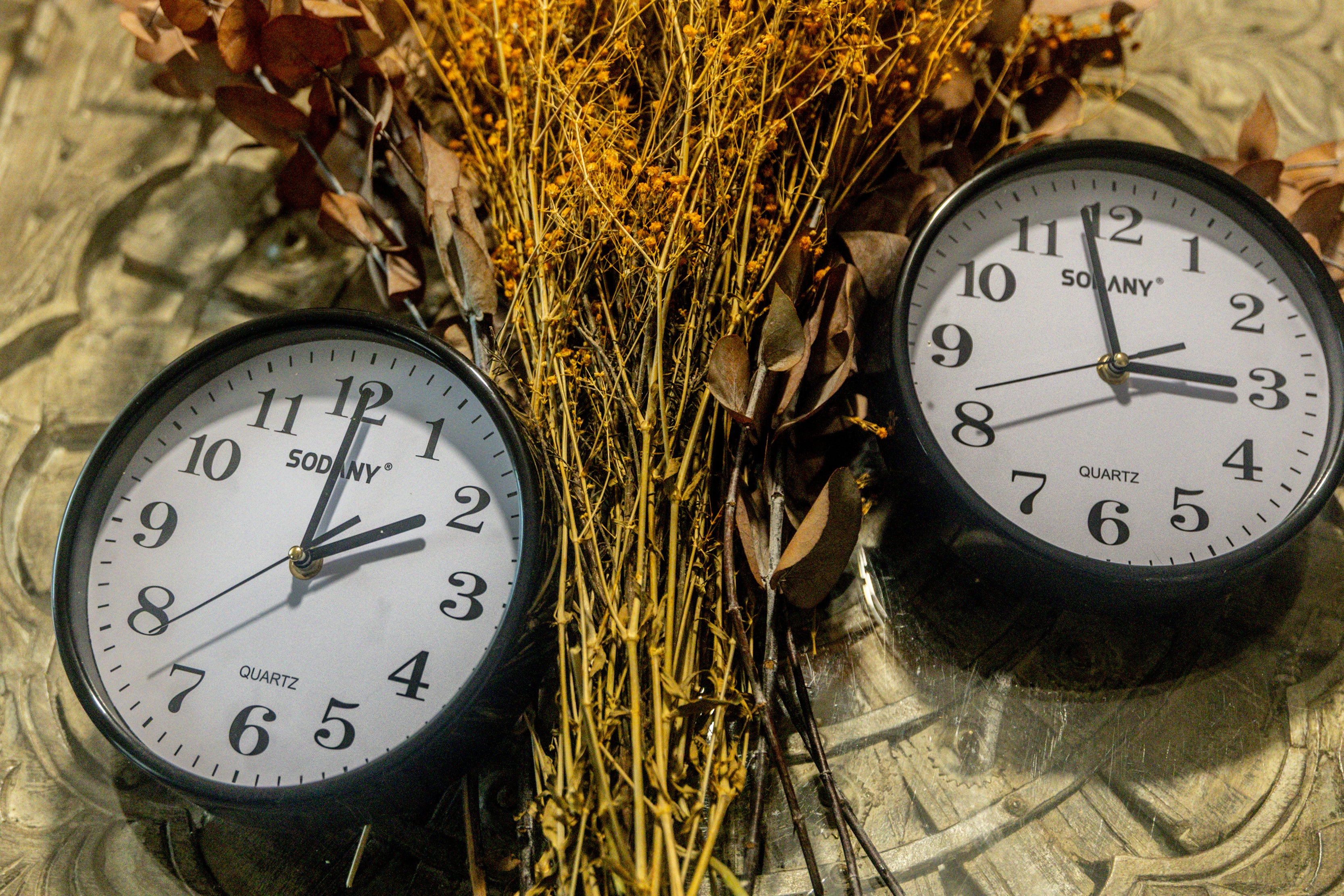 A las tres de la madrugada del domingo serán las dos.