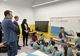 La comitiva visitó diferentes aulas y saludó a los pequeños alumnos.