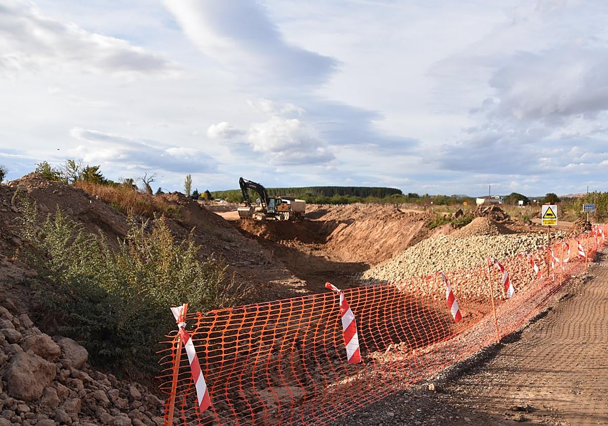 Imagen capturada ayer de las obras de construcción de la variante ferroviaria en un punto de Rincón de Soto.
