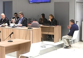 El procesado, junto a su abogado en la sala de vistas de la Audiencia Provincial.