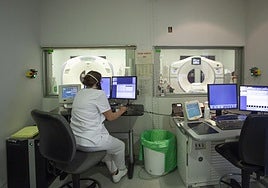 Un profesional trabajando en radiología, en el Hospital San Pedro