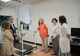 María Martín visita la Unidad de Neurorrehabilitación Intensiva del Hospital de La Rioja.