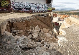 Grieta abierta tras el colapso de un calado en el barrio de Bodegas de Villamediana de Iregua.