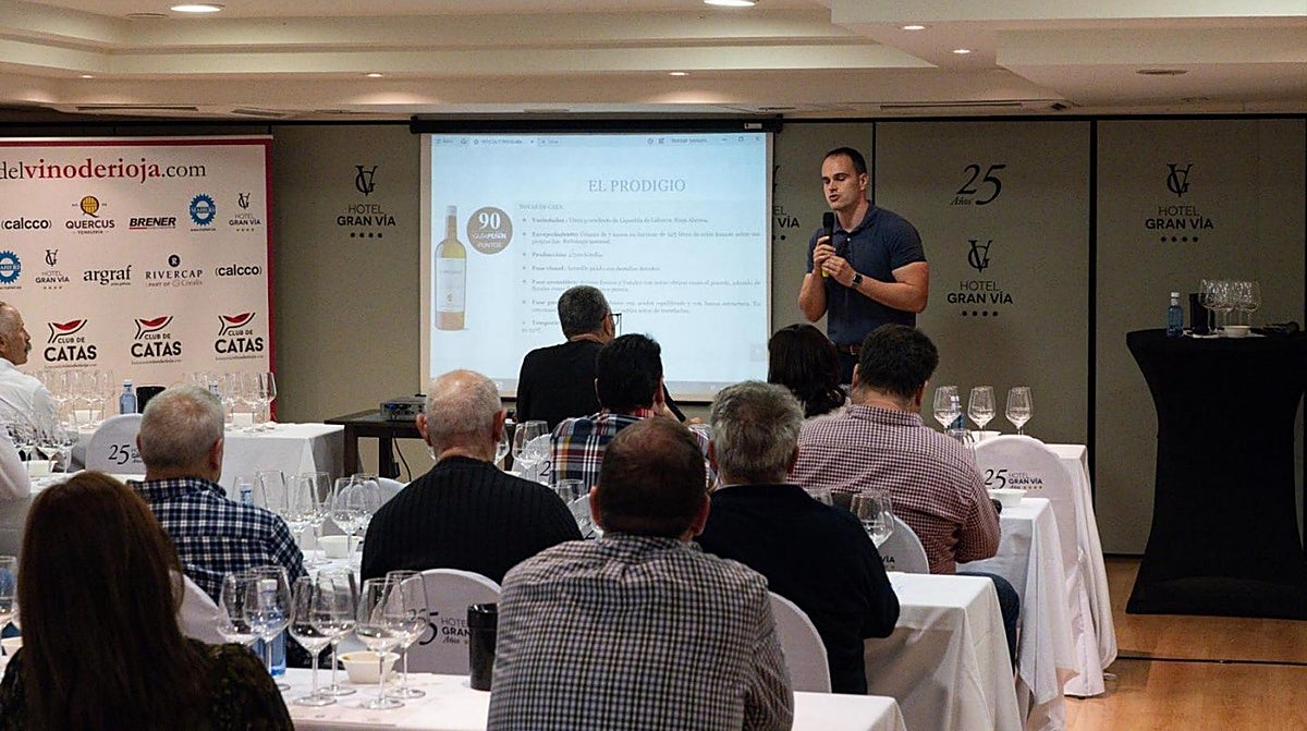 El joven bodeguero, en un momento de la cata del miércoles en el hotel Gran Vía.