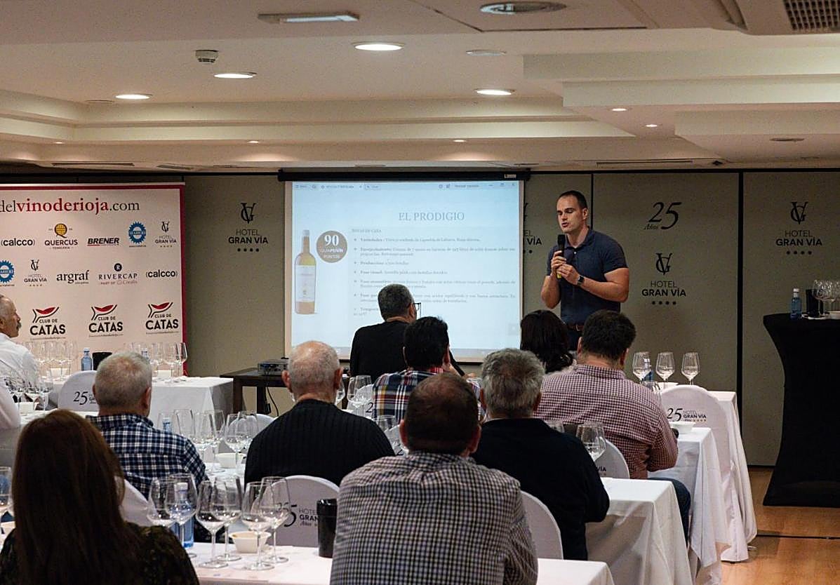 El joven bodeguero, en un momento de la cata del miércoles en el hotel Gran Vía.