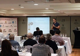 El joven bodeguero, en un momento de la cata del miércoles en el hotel Gran Vía.