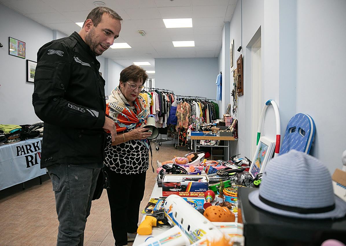Imagen secundaria 1 - Párkinson Rioja, un mercadillo solidario de esperanza