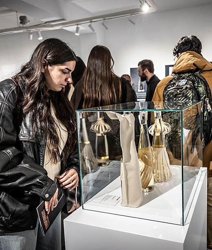 Imagen secundaria 2 - Las gamas 'Pleurotus' y 'Bisporus' del proyecto de Laura Ramos, y asistentes a la inauguración de la exposición.