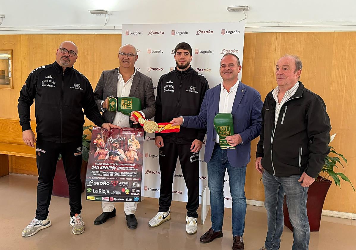 Foto de familia con el cinturón de campeón de España de semipesado.