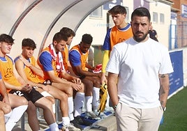 Adrián Cantabrana camina junto a su banquillo en el encuentro ante el Utebo.