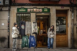 María y Elvis, en la previa de la apertura de Bynds en el 23 de la plaza del Mercado.