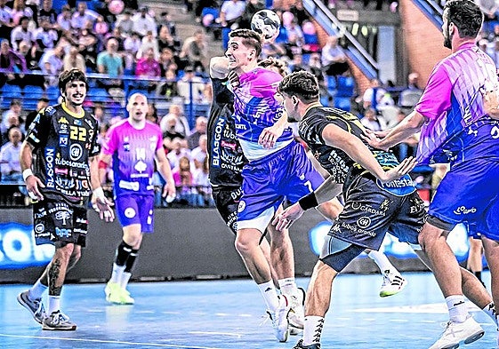 Álvaro preciado penetra la defensa del Villa de Aranda.