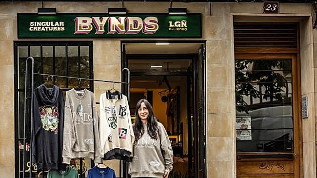 Imagen después - El Barato, con su última responsable; y Bynds, con la actual emprendedora.