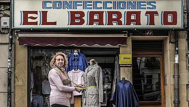 Imagen antes - El Barato, con su última responsable; y Bynds, con la actual emprendedora.