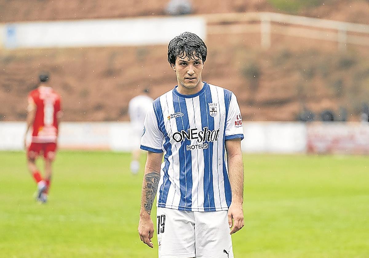 Merino abandona el campo tras ser expulsado del partido.