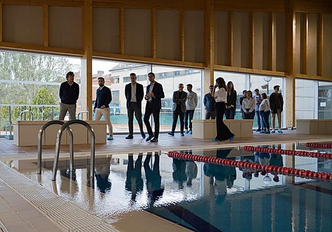 Visita de las autoridades a la recientes reformada piscina climatizada.