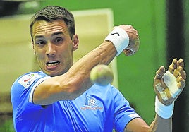 Zabala sigue la trayectoria de la pelota tras golpearla.