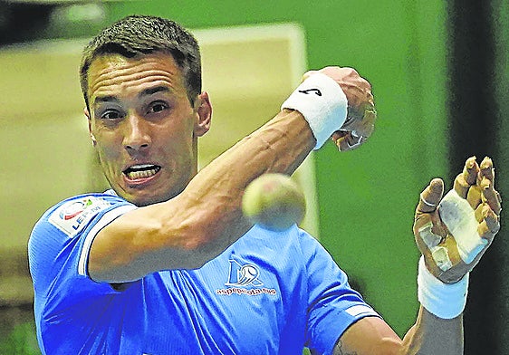 Zabala sigue la trayectoria de la pelota tras golpearla.